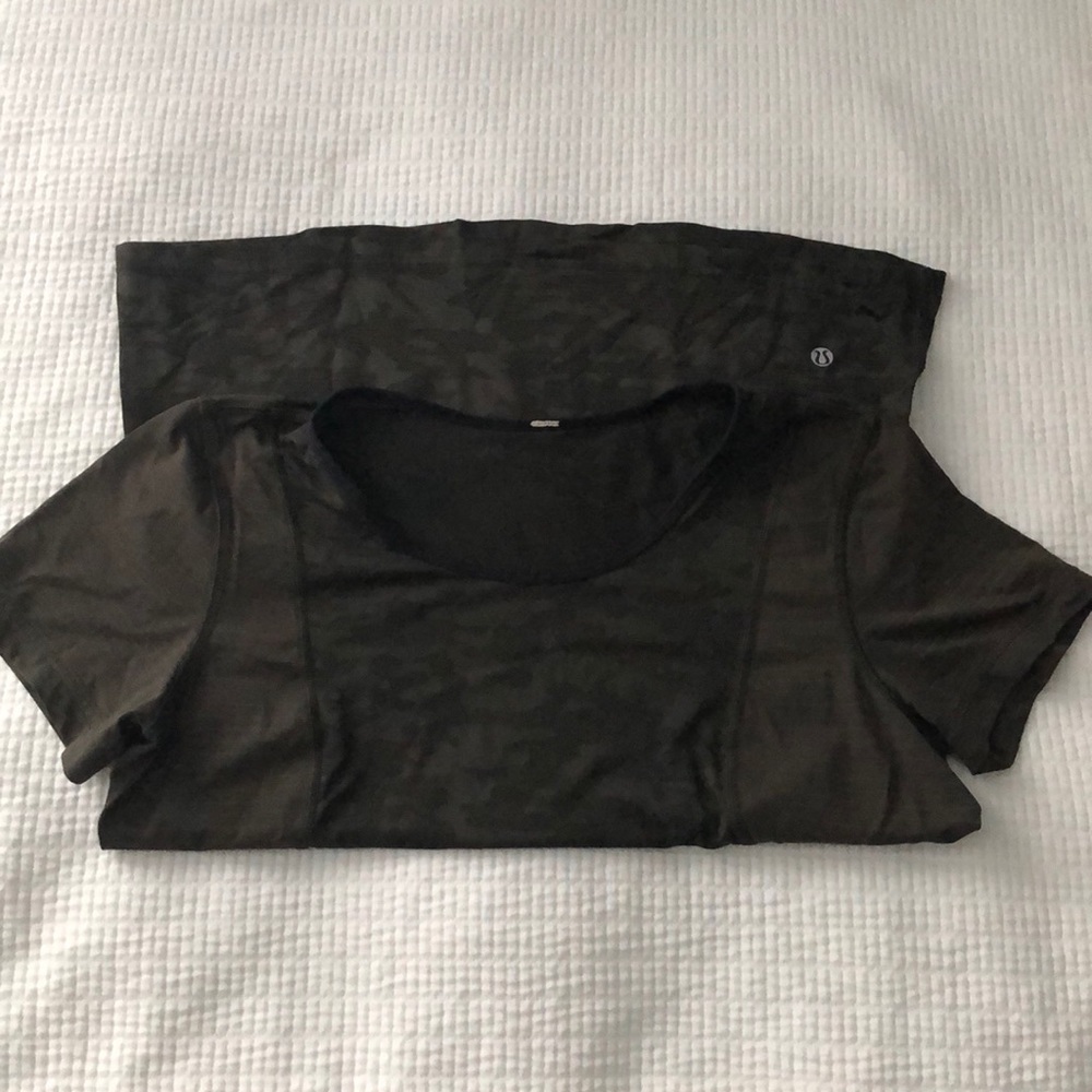 Lululemon Athletica Green Camo Short Sleeve Shirt